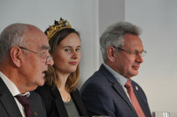 Ökonomierat Norbert Schindler (von links) als Kammerpräsident mit der rheinhessischen Weinkönigin Eva Müller und dem Vorsitzenden von Rheinhessenwein e.V, Thomas Schätzel, bei der Pressekonferenz in der Mainzer Weinbar Laurenz.