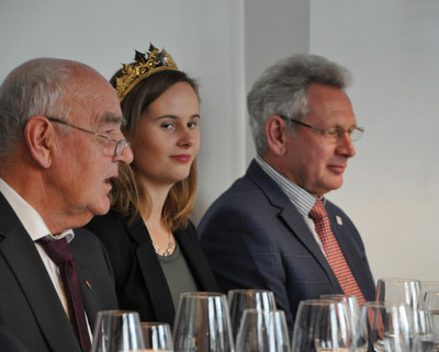 Ökonomierat Norbert Schindler (von links) als Kammerpräsident mit der rheinhessischen Weinkönigin Eva Müller und dem Vorsitzenden von Rheinhessenwein e.V, Thomas Schätzel, bei der Pressekonferenz in der Mainzer Weinbar Laurenz.