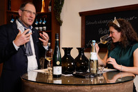 Weinpaket-Aktion statt Präsentation in Viehmarktthermen: Prämierte Moselweine zu Hause zum Weintalk mit Mosel-Weinkönigin Marie Jostock und Sommelier Peer Holm genießen.