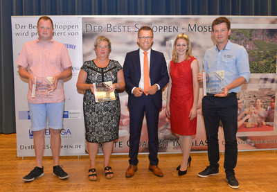 Dehoga Präsident Gereon Haumann (m.) und Mosel-Weinkönigin Kathrin Hegner überreichten die Plaketten an Stephan Burg von Stephans Weinstube in Beilstein (l.), daneben Ellen Knaup von der Weinstube-Gästehaus Knaup in Trais-Karden. Rechts steht Matthias Lay von der Weinstube-Straußwirtschaft Lay in Pünderich, der auch den Preis "Entdeckung des Jahres" erhalten hat.