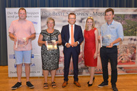 Dehoga Präsident Gereon Haumann (m.) und Mosel-Weinkönigin Kathrin Hegner überreichten die Plaketten an Stephan Burg von Stephans Weinstube in Beilstein (l.), daneben Ellen Knaup von der Weinstube-Gästehaus Knaup in Trais-Karden. Rechts steht Matthias Lay von der Weinstube-Straußwirtschaft Lay in Pünderich, der auch den Preis "Entdeckung des Jahres" erhalten hat.