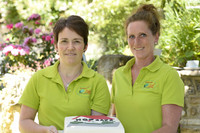 Maria Zapf (l.) und Silke Fried präsentieren ihre Motivtorte Hofcafé Zapf