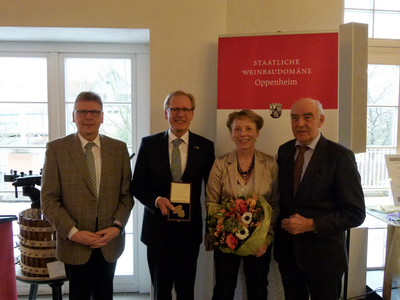 Alfons Schnabel, Direktor der Landwirtschaftskammer Rheinland-Pfalz, Ingo Steitz und dessen Ehefrau Friederike sowie Ökonomierat Norbert Schindler (v.l.) bei der Verleihung der Goldenen Kammermedaille in Oppenheim.