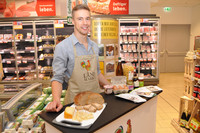 Alexander Wardenbach bietet den Kunden im Binger Rewe-Markt Landmarkt-Produkte zum Probieren an