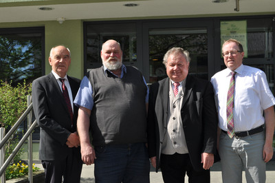 LWK-Präsident Ökonomierat Norbert Schindler (l.) und Ausschussgeschäftsführer Ralph Gockel (r.) mit dem neuen Ausschussvorsitzenden Ludwig Schmitt (2.v.r.) und dessen Stellvertreter Ulrich Schreiber