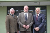 Ökonomierat Norbert Schindler, Präsident der Landwirtschaftskammer Rheinland-Pfalz, mit dem Vorsitzenden des Weinbauausschusses, Rolf Haxel, sowie dessen Stellvertreter, Dr. Roland Hinkel (v. r.)