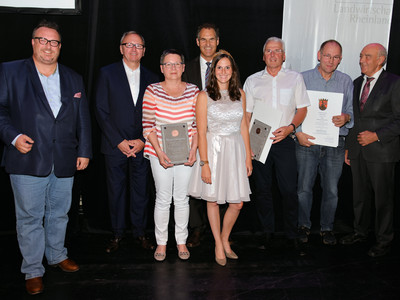 Unter anderen zeichneten Staatssekretär Andy Becht (l.), Kammerpräsident Ökonomierat Norbert Schindler (r.), und die Pfälzische Weinkönigin Inga Storck zwei Betriebe mit dem Staatsehrenpreis aus.