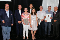 Unter anderen zeichneten Staatssekretär Andy Becht (l.), Kammerpräsident Ökonomierat Norbert Schindler (r.), und die Pfälzische Weinkönigin Inga Storck zwei Betriebe mit dem Staatsehrenpreis aus.